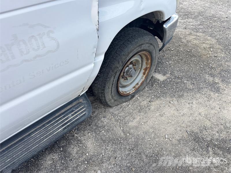 Ford E-350 10 Passenger Van (Inoperable) 패널 화물차