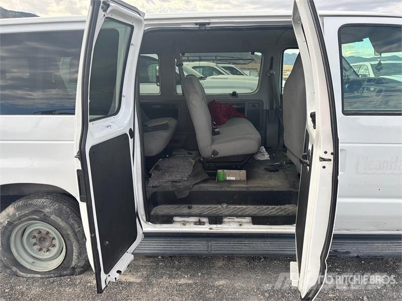 Ford E-350 10 Passenger Van (Inoperable) 패널 화물차