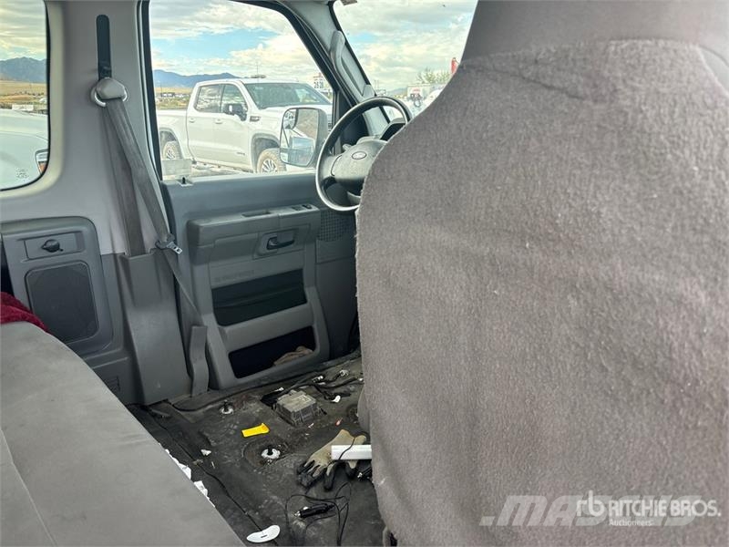 Ford E-350 10 Passenger Van (Inoperable) 패널 화물차