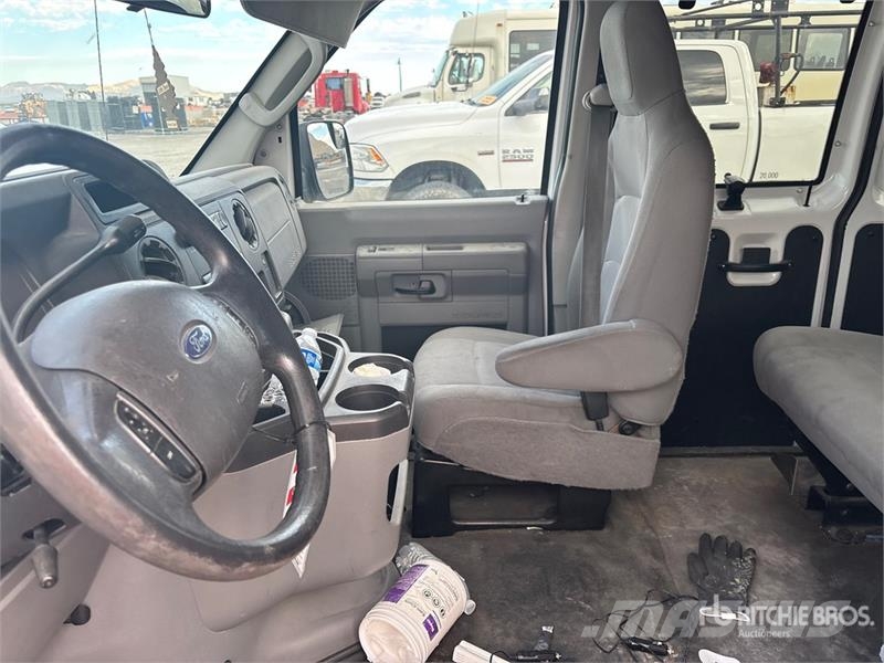 Ford E-350 10 Passenger Van (Inoperable) 패널 화물차