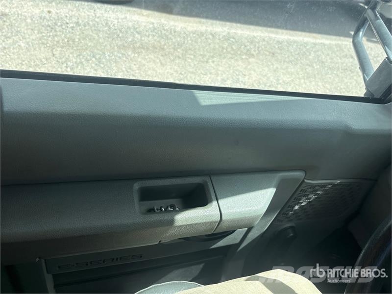 Ford E-350 4x2 12-Seat Transit Bus حافلة صغيرة