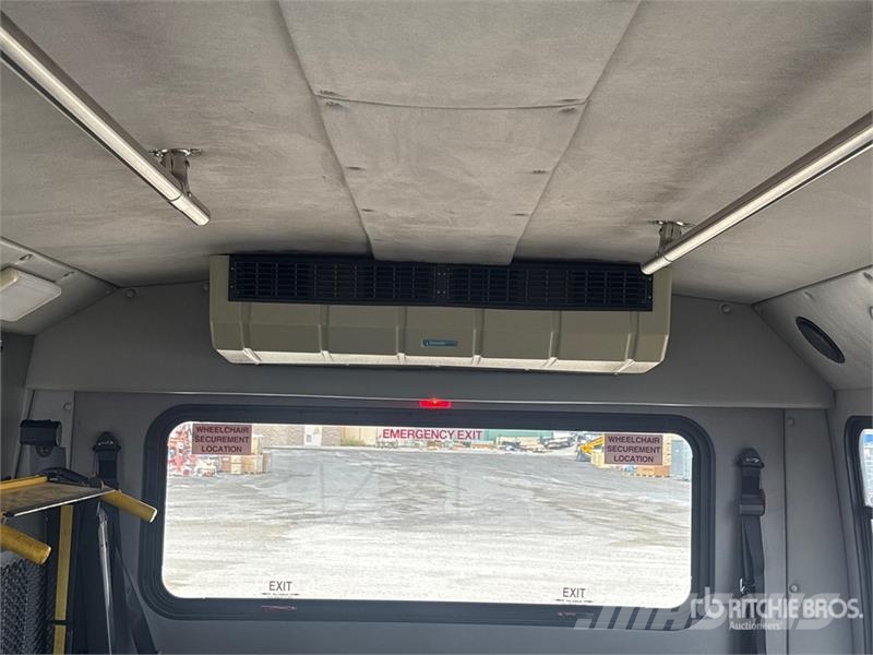 Ford E-350 4x2 12-Seat Transit Bus حافلة صغيرة