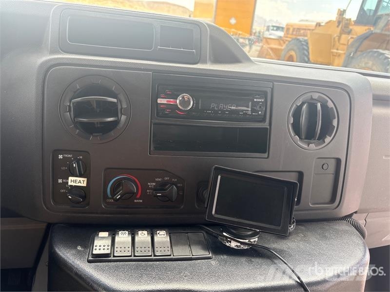 Ford E-350 4x2 12-Seat Transit Bus حافلة صغيرة