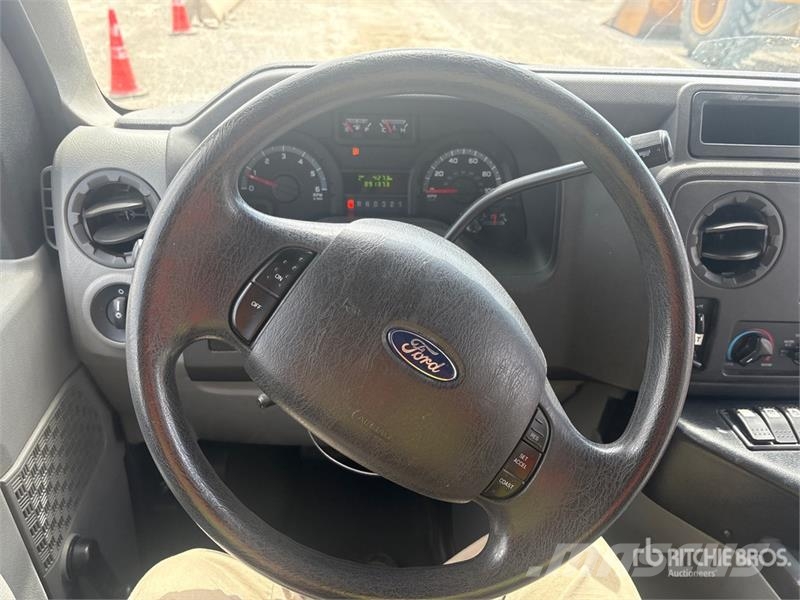 Ford E-350 4x2 12-Seat Transit Bus حافلة صغيرة