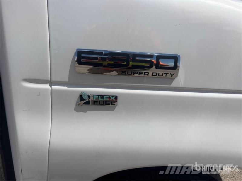 Ford E-350 4x2 12-Seat Transit Bus حافلة صغيرة