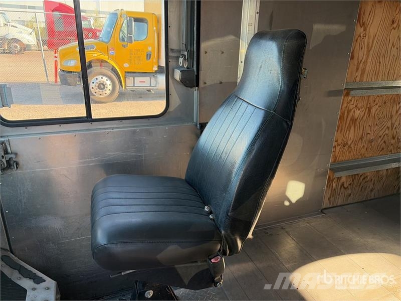 Ford E-350 4x2 Step Van 車廂