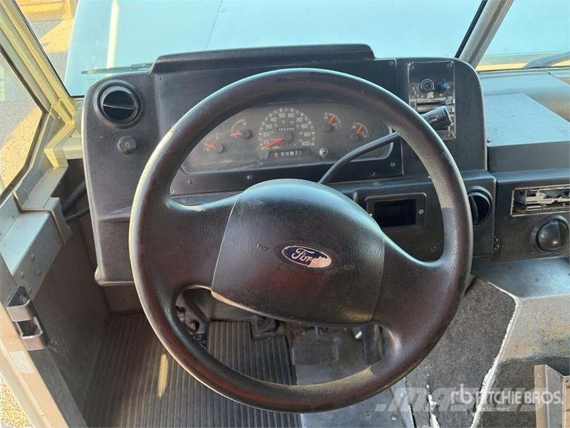 Ford E-350 4x2 Step Van 車廂