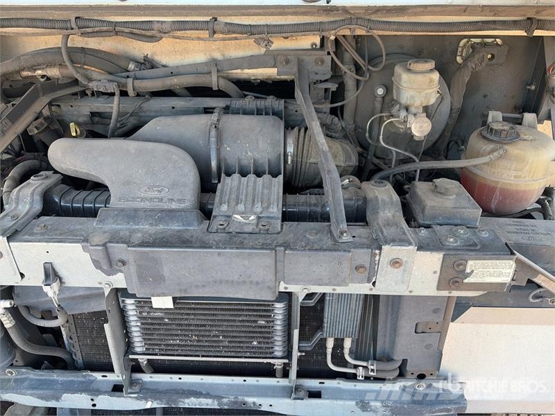 Ford E-350 4x2 Step Van 車廂
