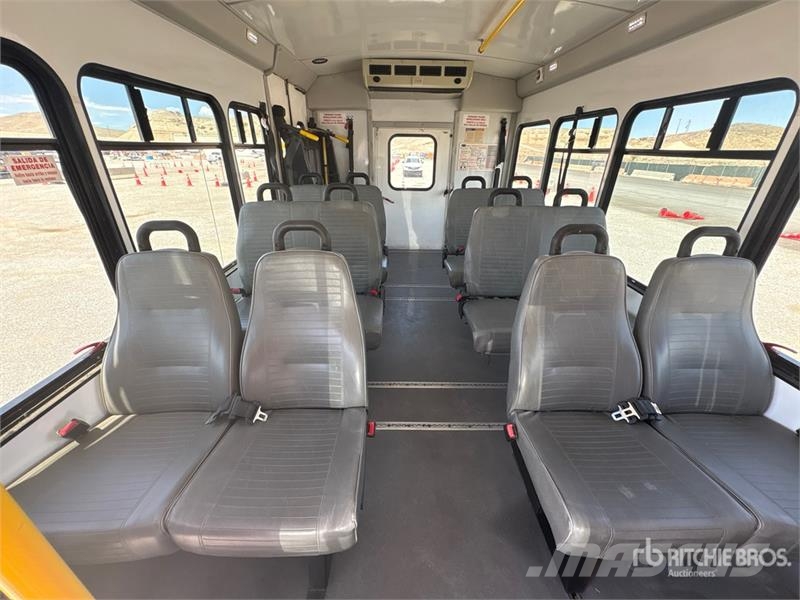 Ford E-450 4x2 12-Seat Transit Bus Väikebussid