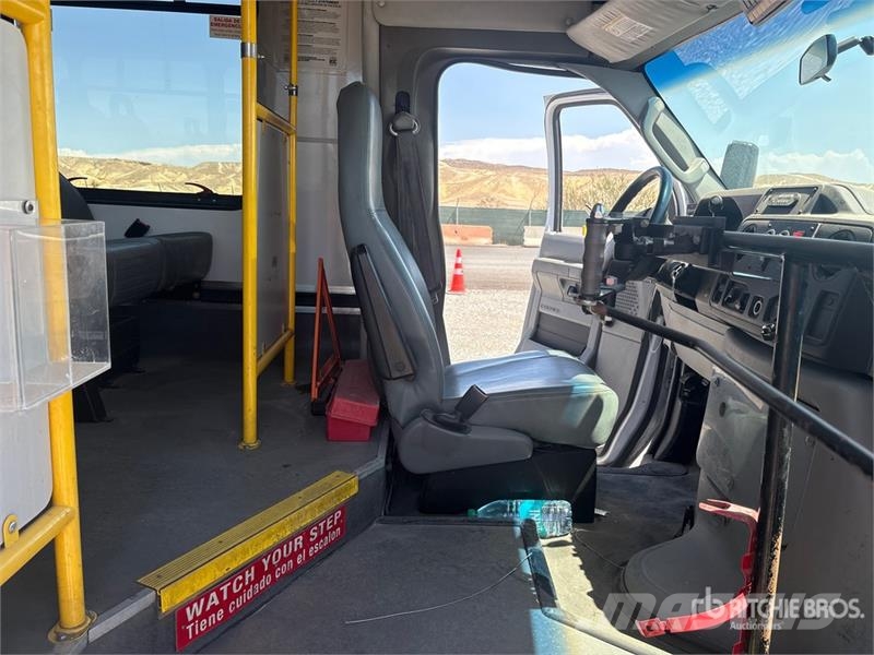 Ford E-450 4x2 12-Seat Transit Bus Väikebussid