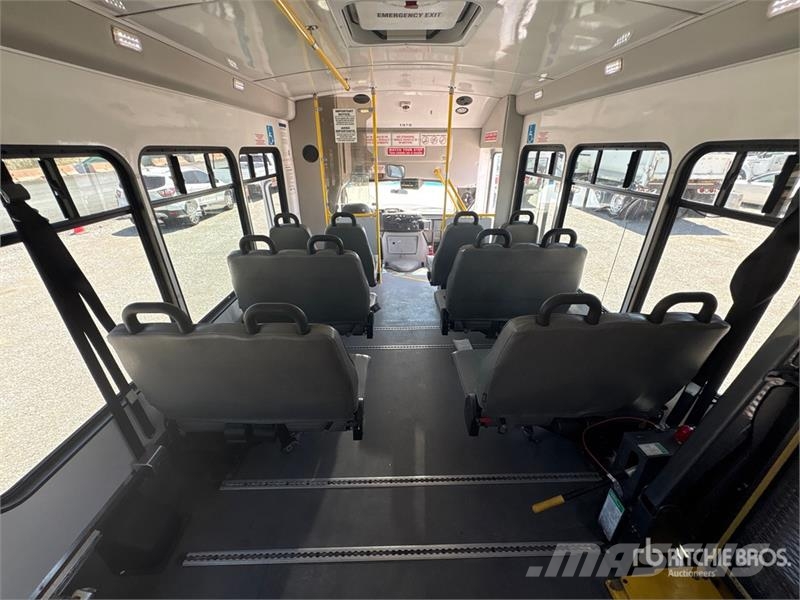 Ford E-450 4x2 12-Seat Transit Bus Väikebussid