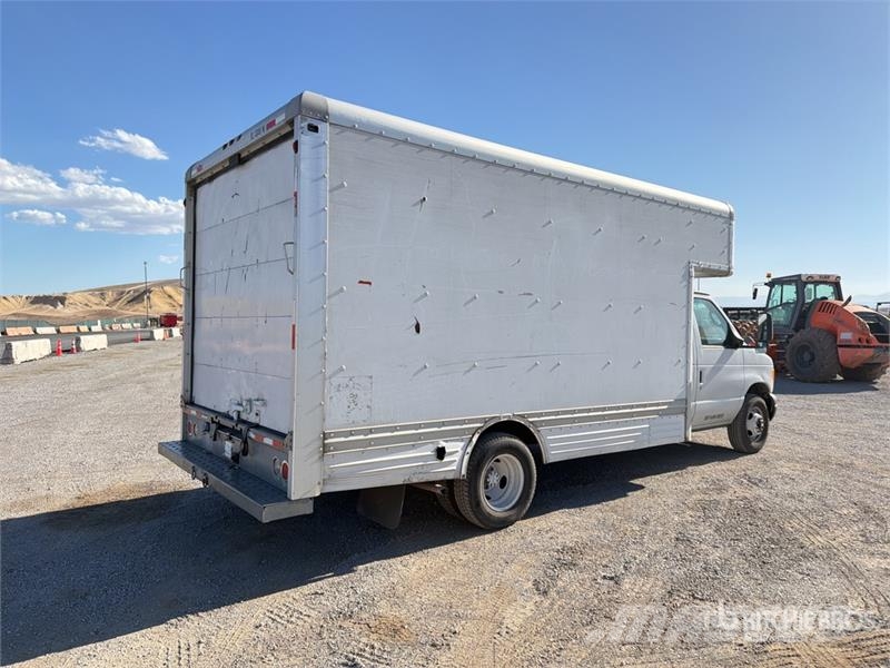 Ford E-450 4x2 Moving Van Truck Kapali kasa kamyonlar