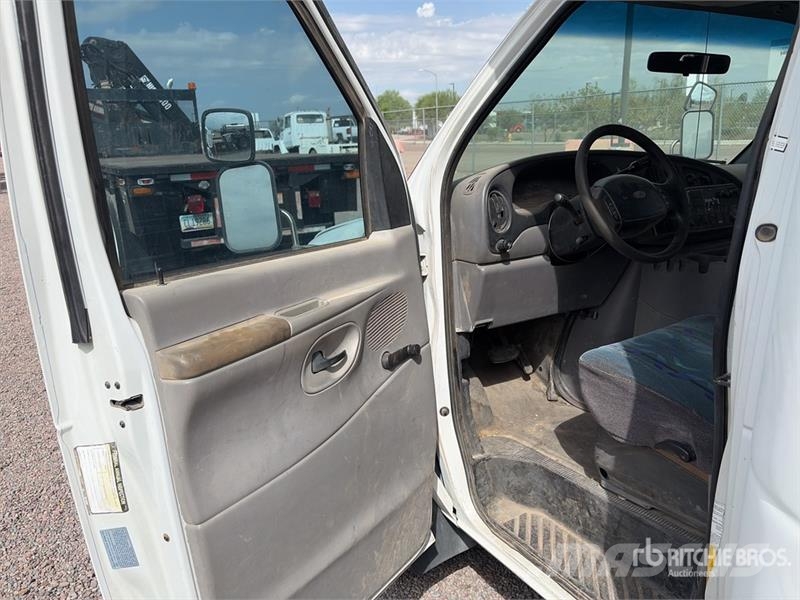 Ford E450 4x2 14-Seat Transit Bus Minibuses
