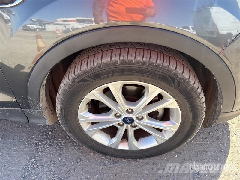Ford Escape SE 2WD SUV Carros