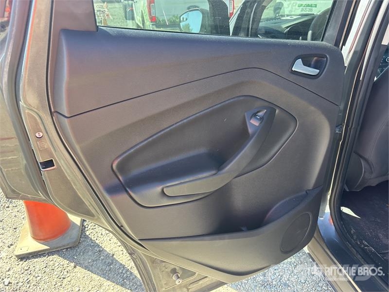 Ford Escape SE 2WD SUV Carros
