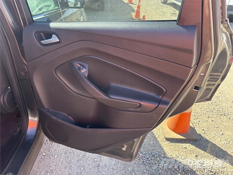 Ford Escape SE 2WD SUV Carros