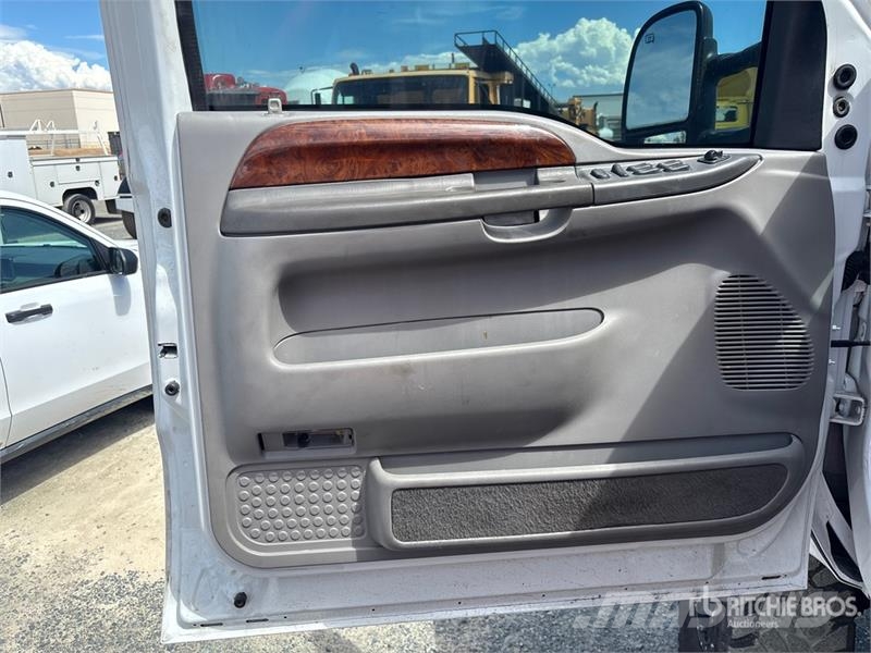Ford Excursion 4WD SUV Voiture