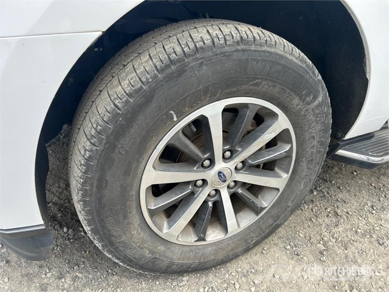 Ford Expedition XLT 4x4 SUV 汽车
