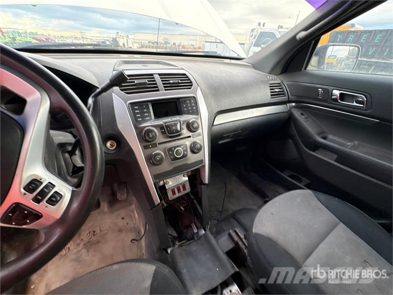 Ford Explorer 自動車