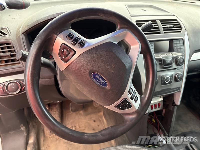 Ford Explorer 自動車