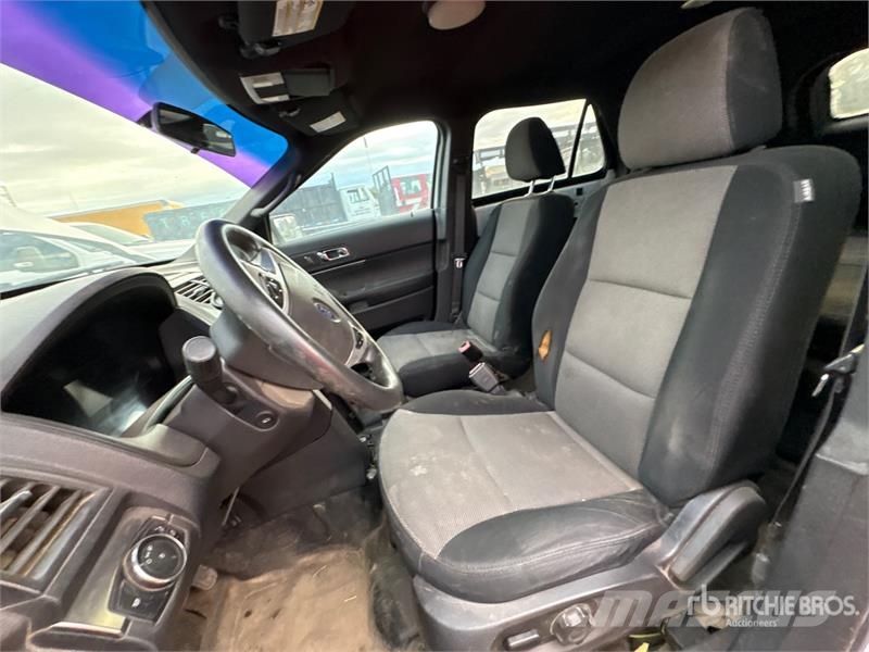 Ford Explorer 自動車