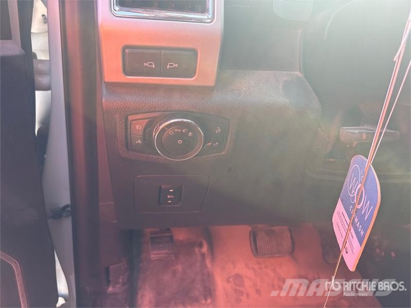 Ford F-150 Lariat 4x4 Crew Cab Pickup Kita