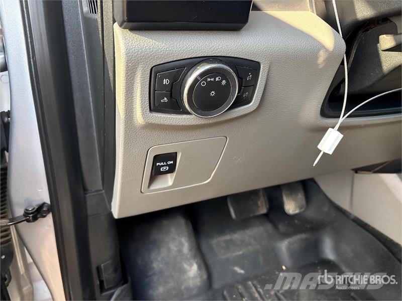 Ford F-150 STX 4x4 Crew Cab Pickup Drugi