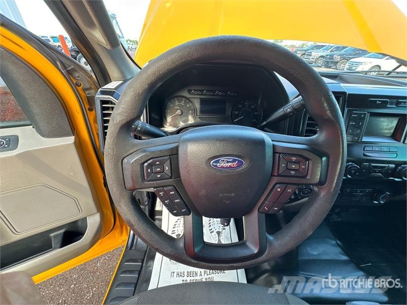 Ford F-150 XL 4x2 Crew Cab Pickup Muu