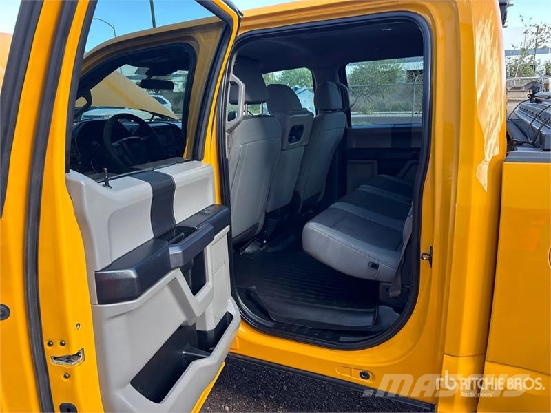 Ford F-150 XL 4x2 Crew Cab Pickup Muu