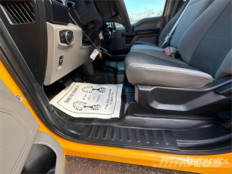 Ford F-150 XL 4x2 Crew Cab Pickup Muu