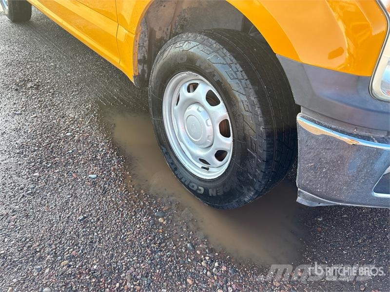 Ford F-150 XL 4x2 Crew Cab Pickup Muu