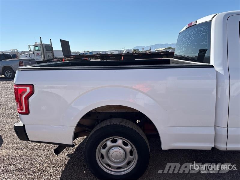 Ford F-150 XL 4x2 Extended Cab Pickup Otros