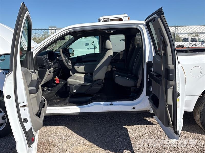 Ford F-150 XL 4x2 Extended Cab Pickup Otros