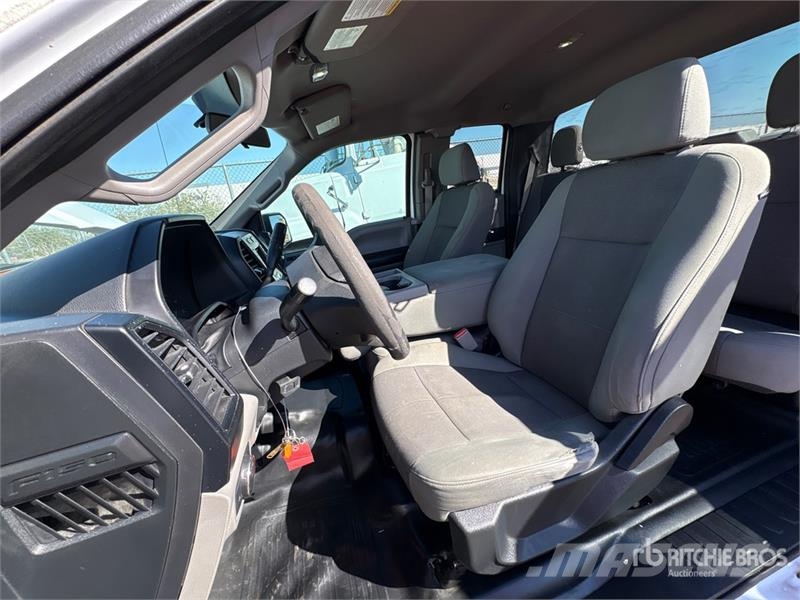 Ford F-150 XL 4x2 Extended Cab Pickup Otros