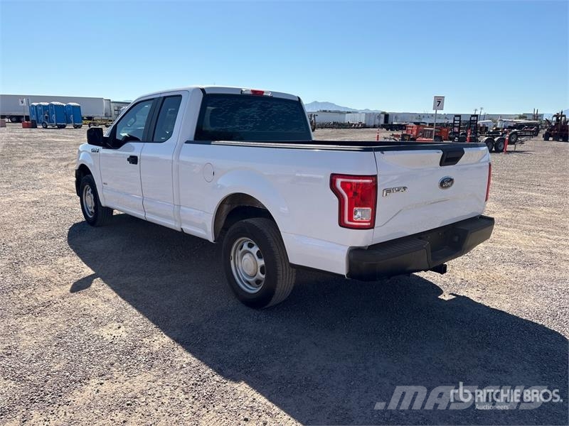 Ford F-150 XL 4x2 Extended Cab Pickup Otros