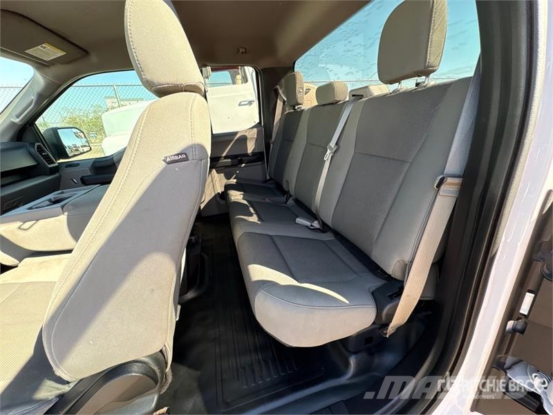 Ford F-150 XL 4x2 Extended Cab Pickup Otros