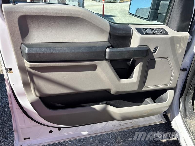 Ford F-150 XL 4x4 Crew Cab Pickup その他