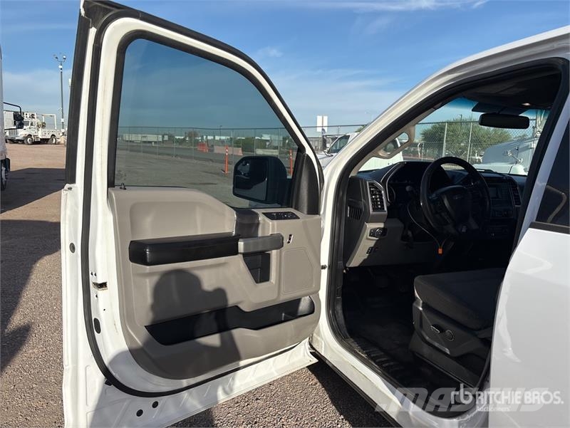 Ford F-150 XLT 4x2 Crew Cab Pickup Egyéb