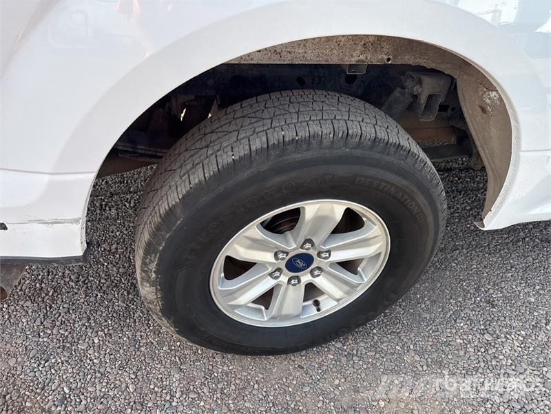 Ford F-150 XLT 4x2 Crew Cab Pickup Egyéb