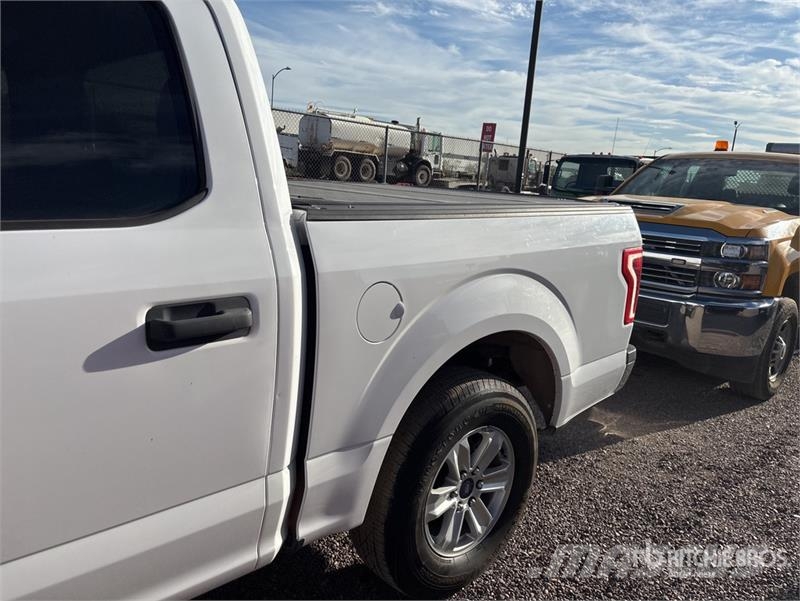 Ford F-150 XLT 4x2 Crew Cab Pickup Egyéb