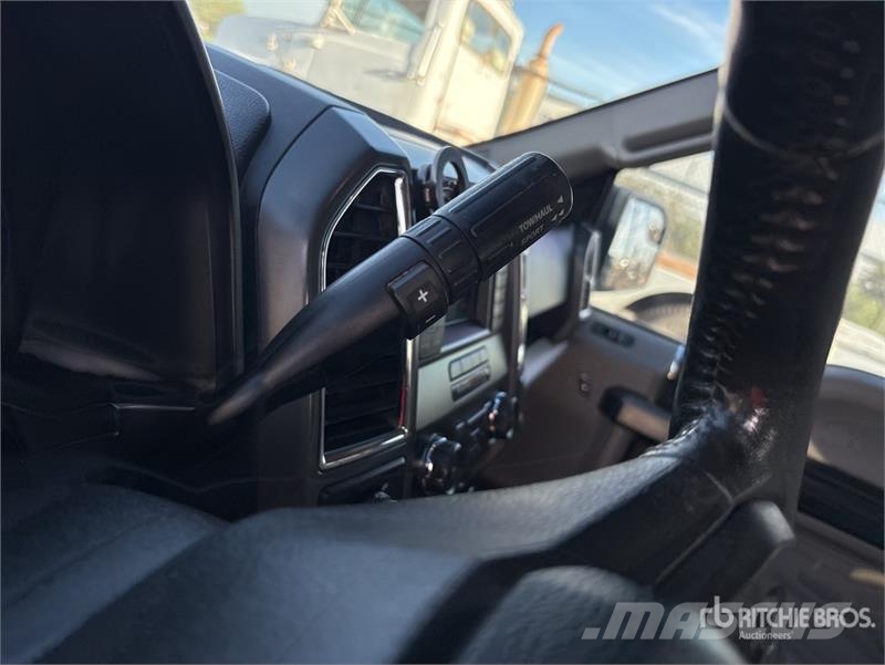Ford F-150 XLT 4x2 Crew Cab Pickup Egyéb