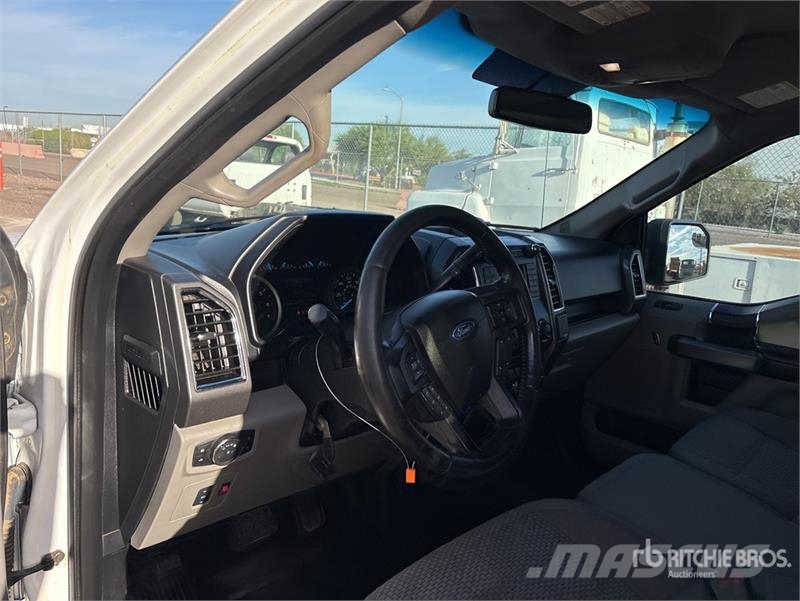 Ford F-150 XLT 4x2 Crew Cab Pickup Egyéb