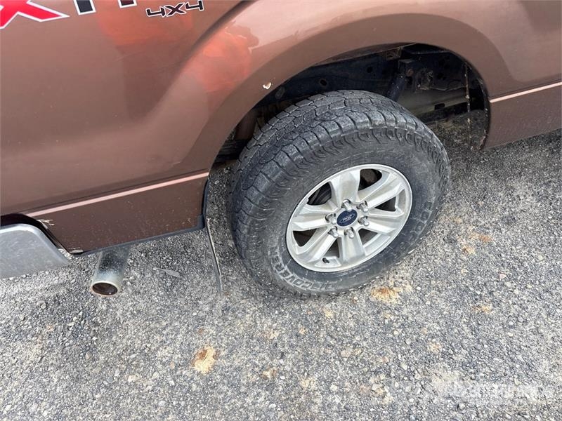 Ford F-150 XLT 4x4 Crew Cab Pickup (Inoperable) Ostalo