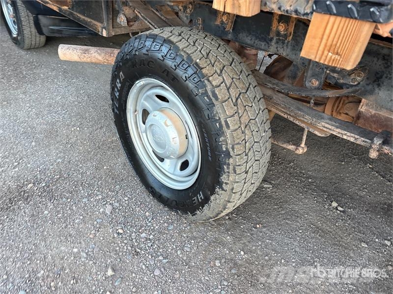 Ford F-250 Platformas/izkraušana no sāniem