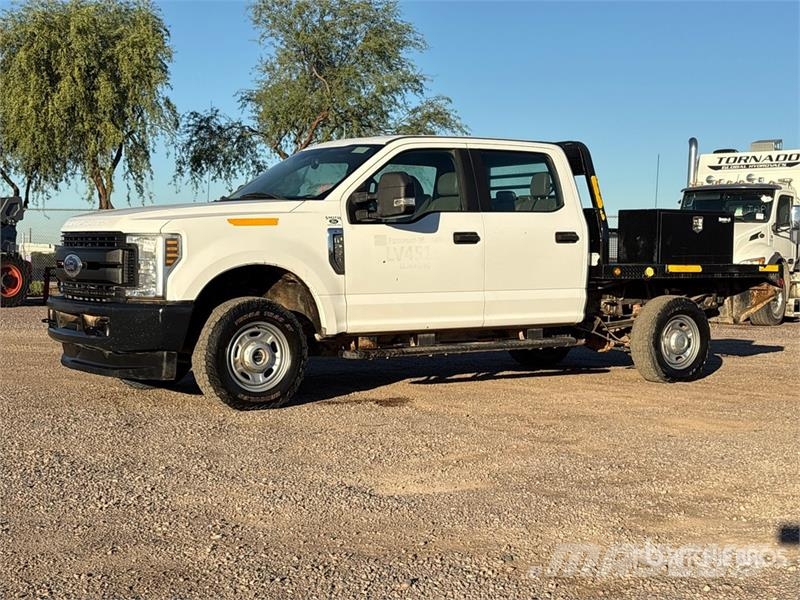 Ford F-250 平ボディー