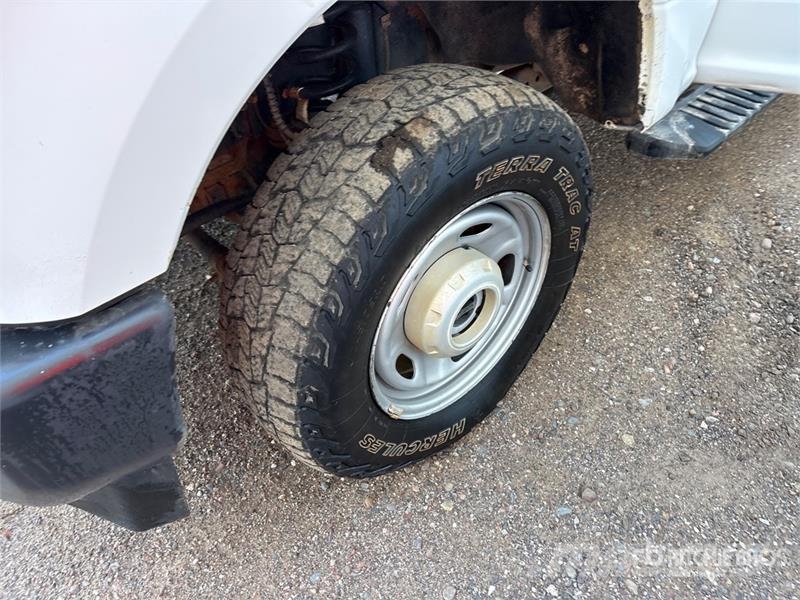 Ford F-250 Platós / Ponyvás teherautók