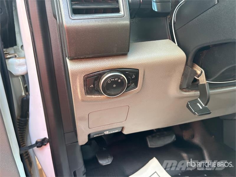 Ford F-250 皮卡.傳統半斗卡車/側卸板
