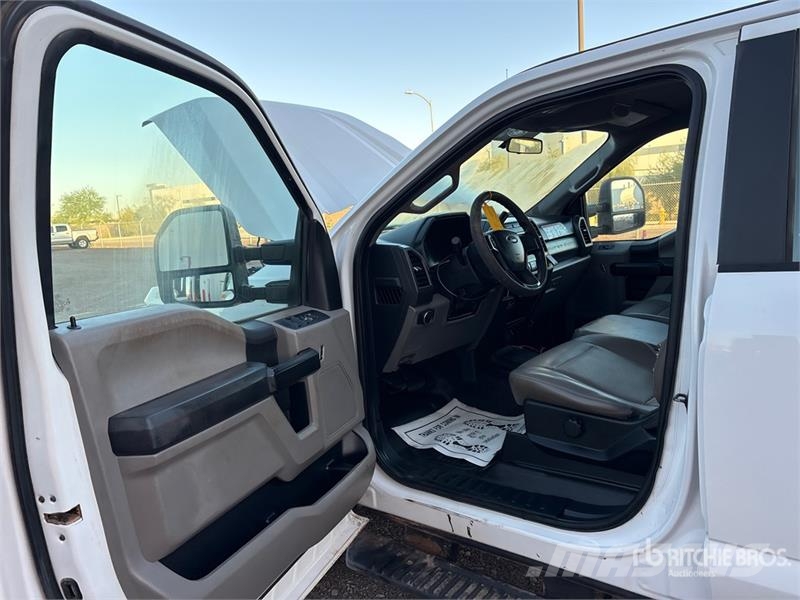 Ford F-250 Vieglais kravas automobilis/izkraušana no sāniem