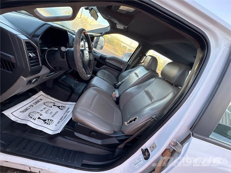 Ford F-250 Vieglais kravas automobilis/izkraušana no sāniem