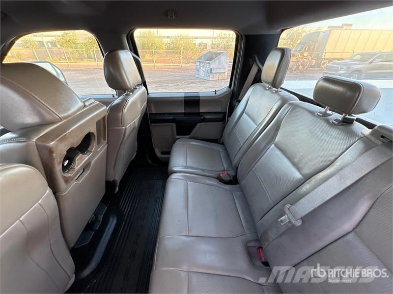 Ford F-250 Vieglais kravas automobilis/izkraušana no sāniem